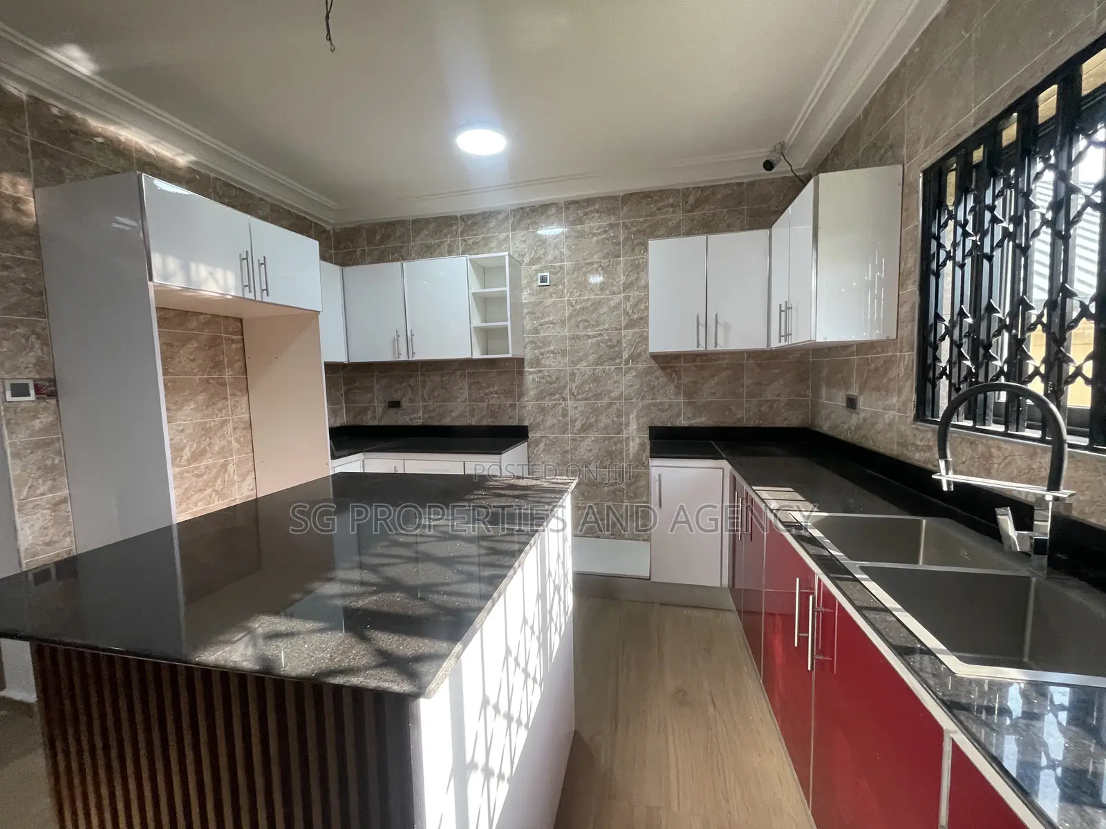 5bdrm Mansion in Lashibi, Sakumono for rent
