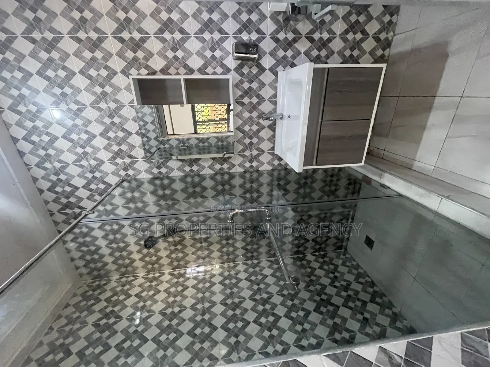 5bdrm Mansion in Lashibi, Sakumono for rent