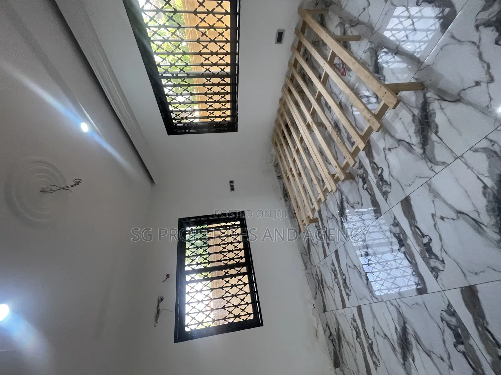 5bdrm Mansion in Lashibi, Sakumono for rent
