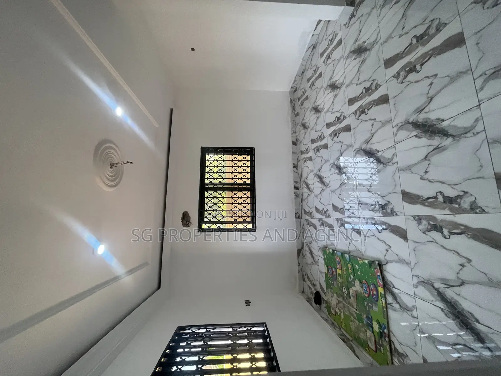 5bdrm Mansion in Lashibi, Sakumono for rent
