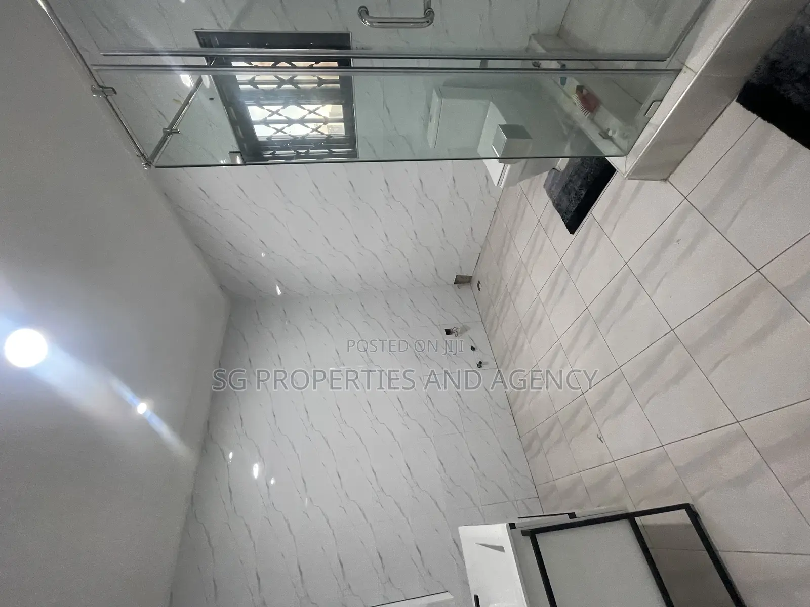 5bdrm Mansion in Lashibi, Sakumono for rent