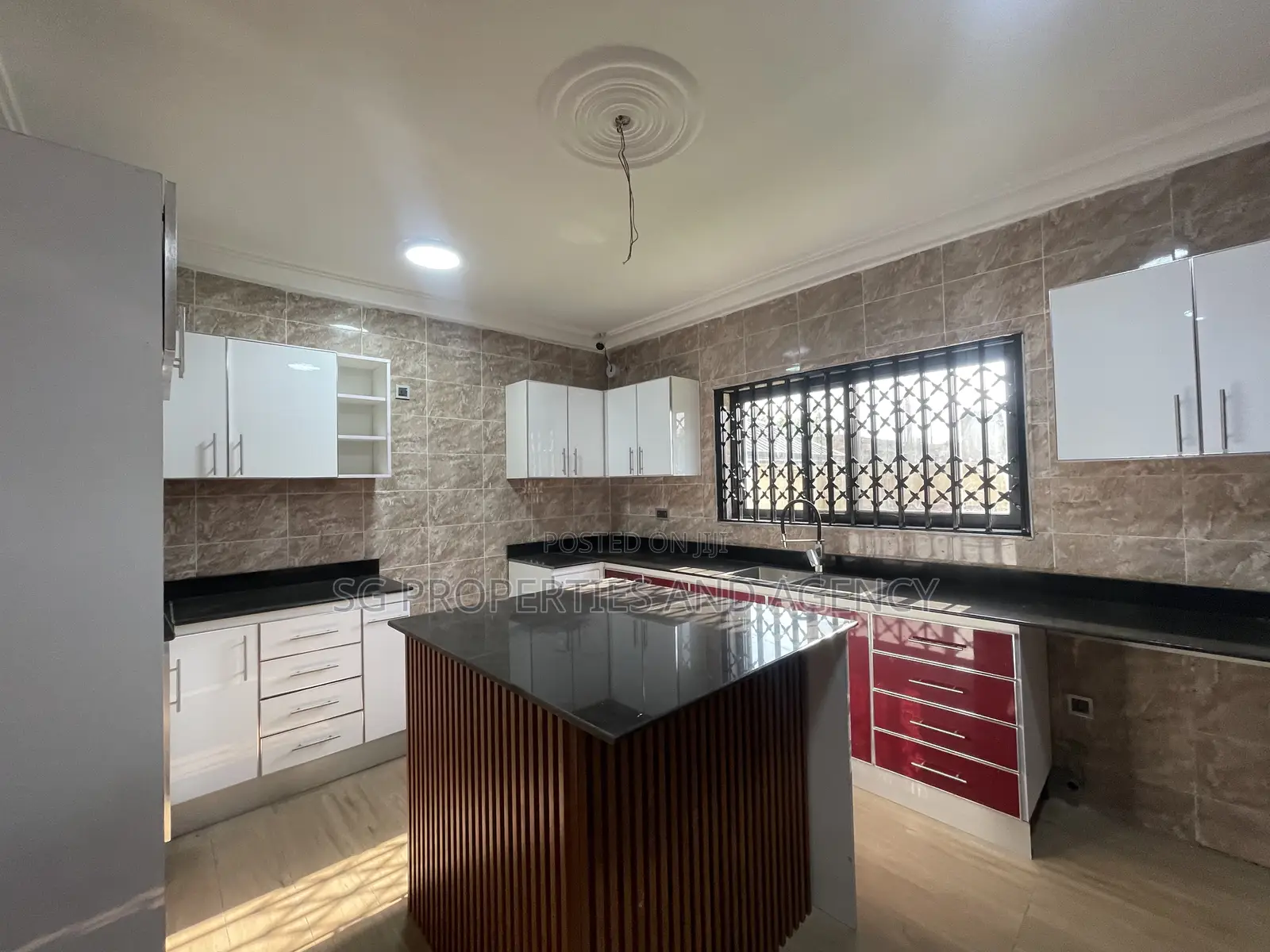 5bdrm Mansion in Lashibi, Sakumono for rent
