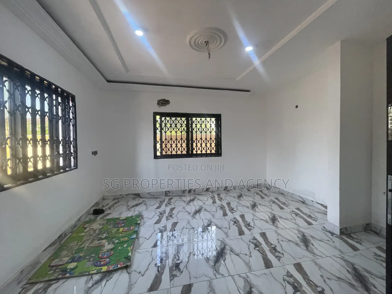 5bdrm Mansion in Lashibi, Sakumono for rent