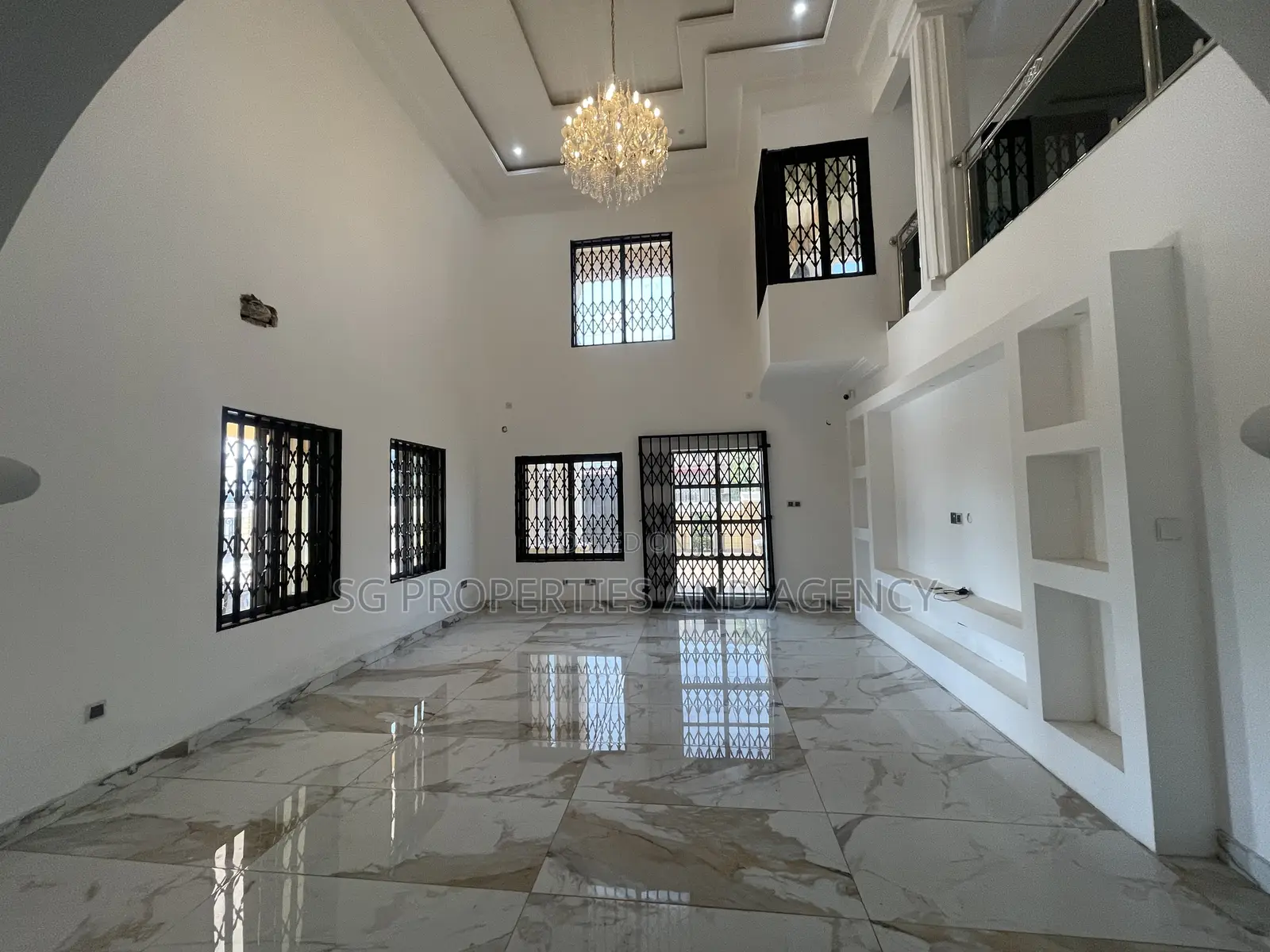 5bdrm Mansion in Lashibi, Sakumono for rent
