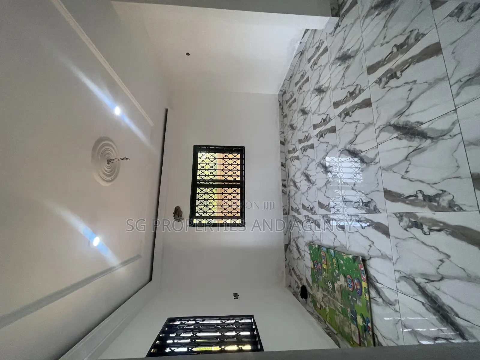 5bdrm Mansion in Lashibi, Sakumono for rent