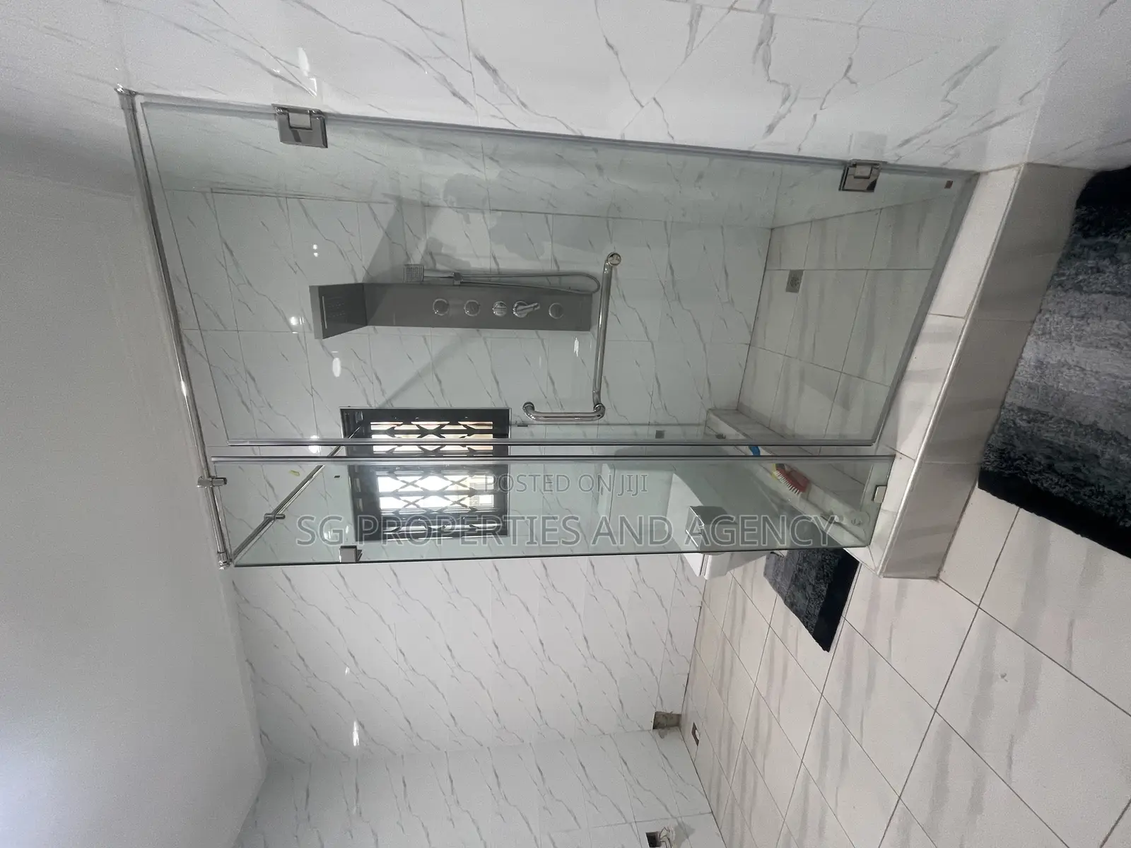 5bdrm Mansion in Lashibi, Sakumono for rent