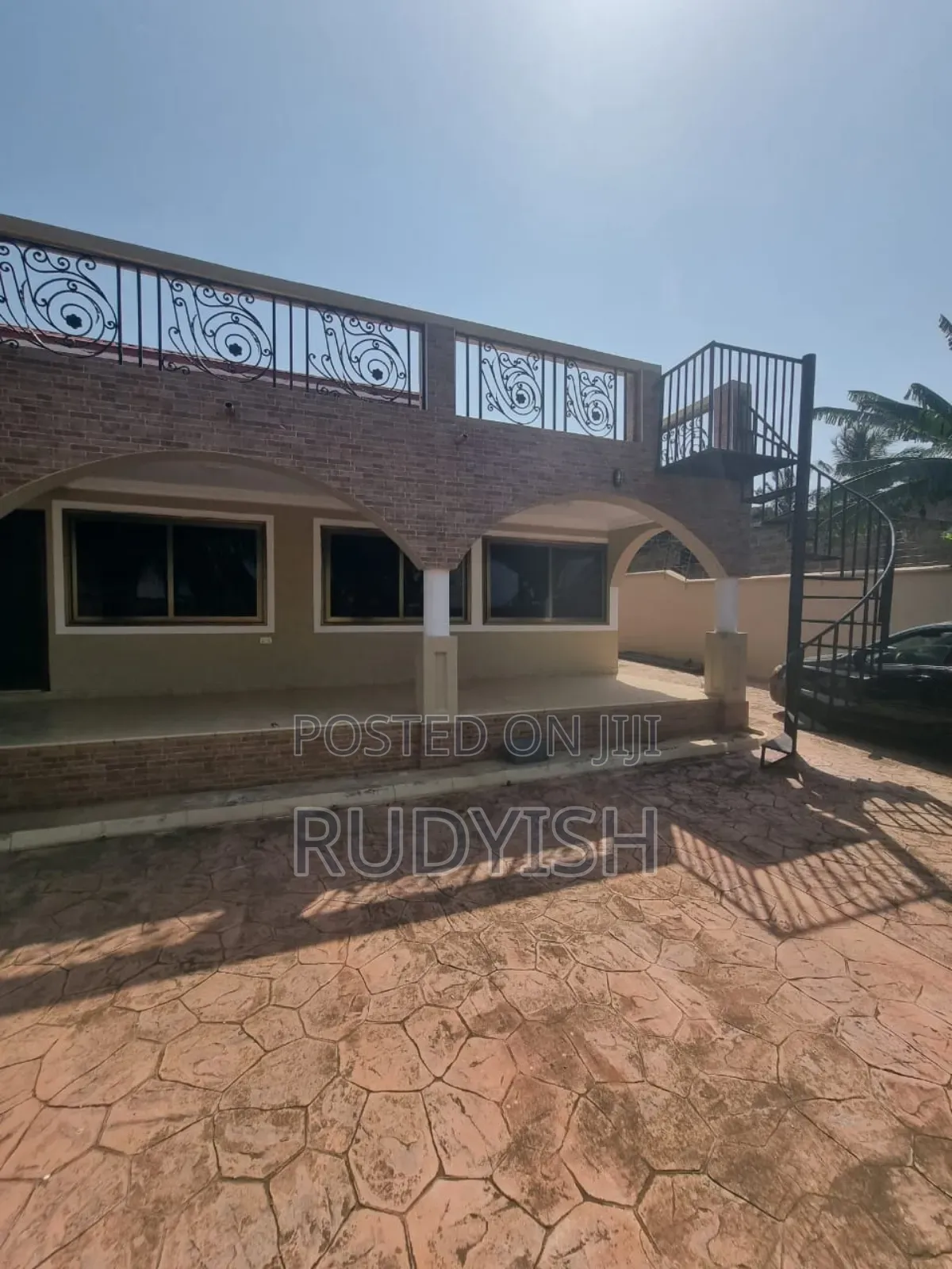 Modern and Comfortable Spacious 3 Bedroom Apartment