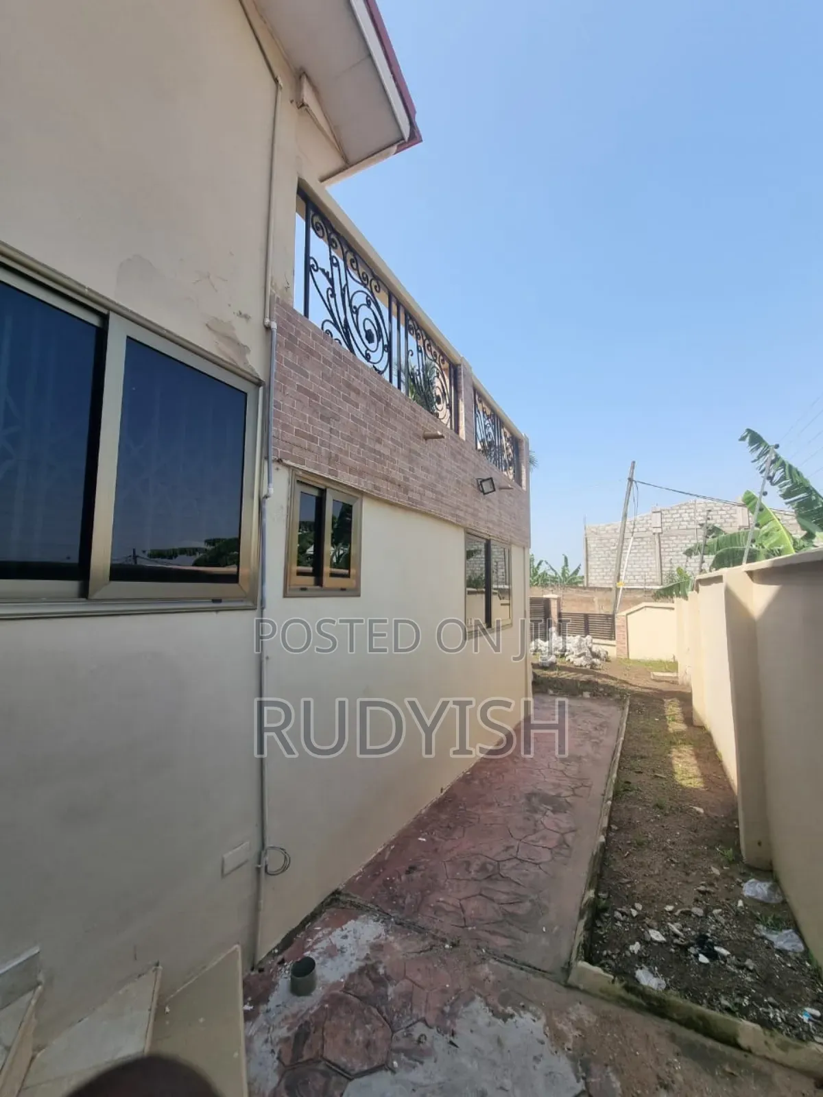 Modern and Comfortable Spacious 3 Bedroom Apartment