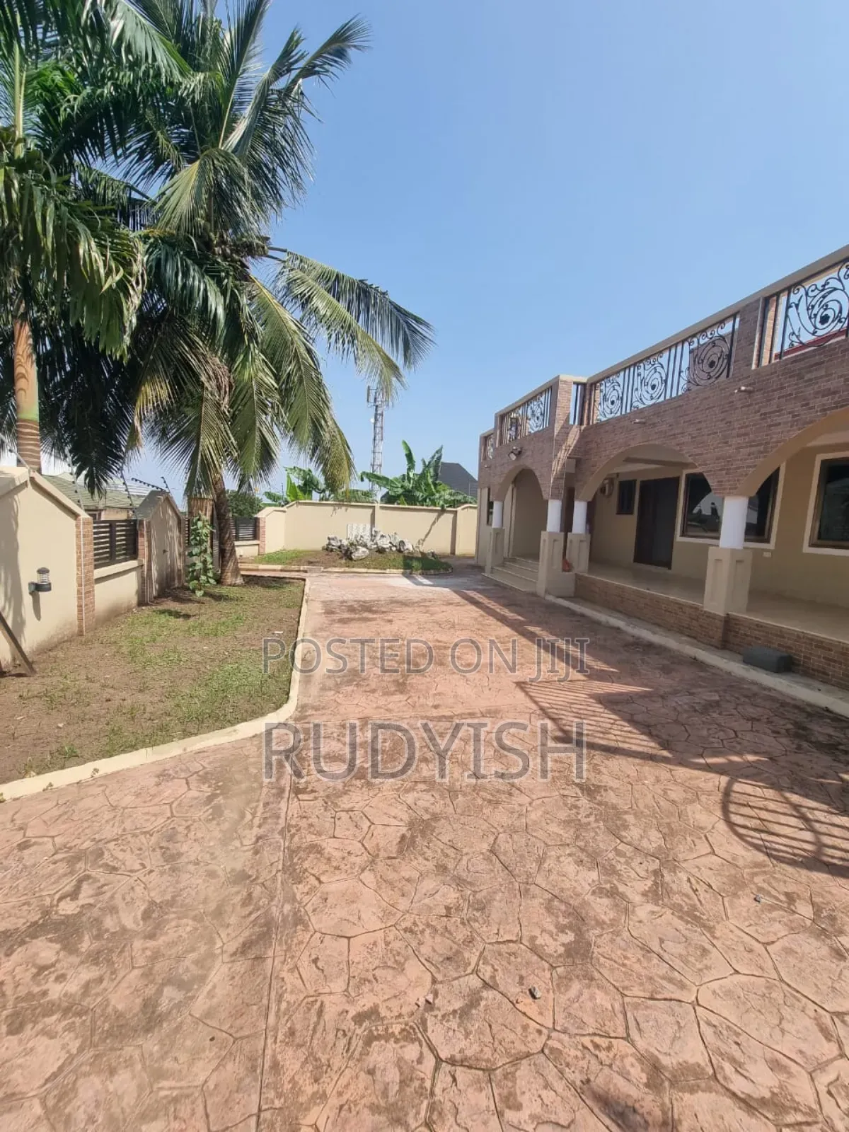 Modern and Comfortable Spacious 3 Bedroom Apartment