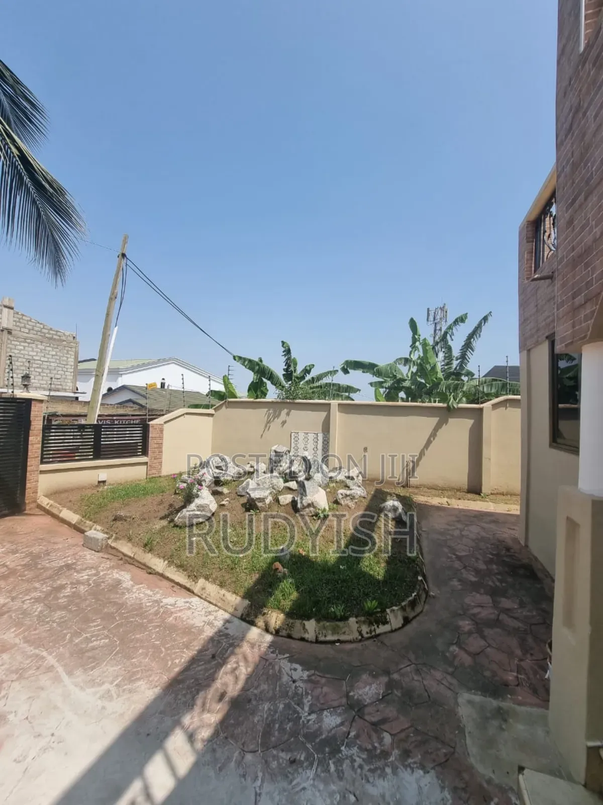 Modern and Comfortable Spacious 3 Bedroom Apartment