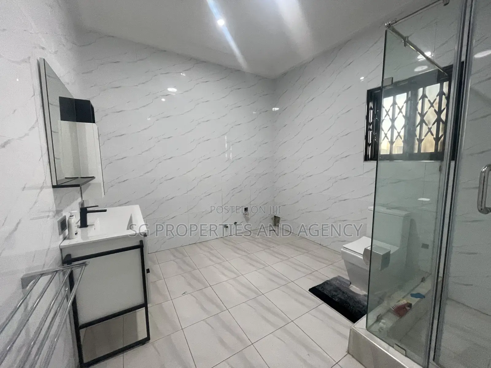 5bdrm Mansion in Lashibi, Sakumono for rent