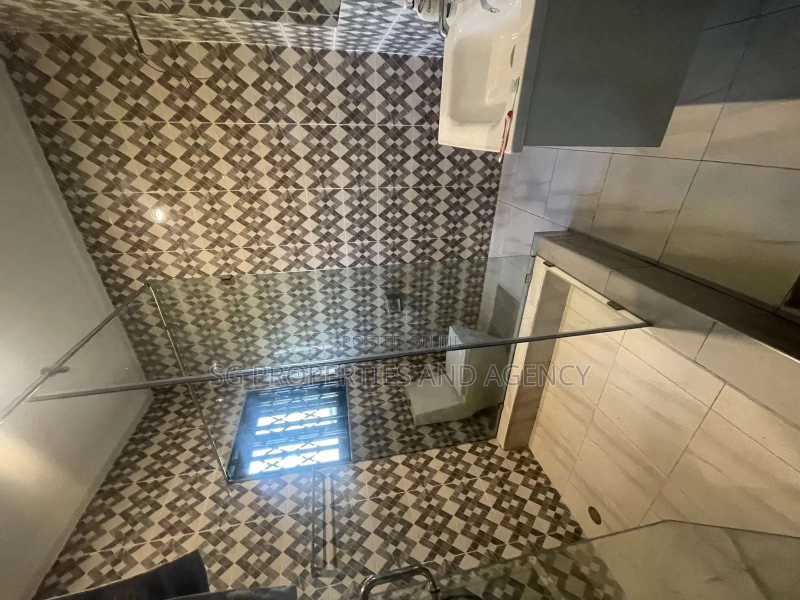 5bdrm Mansion in Lashibi, Sakumono for rent