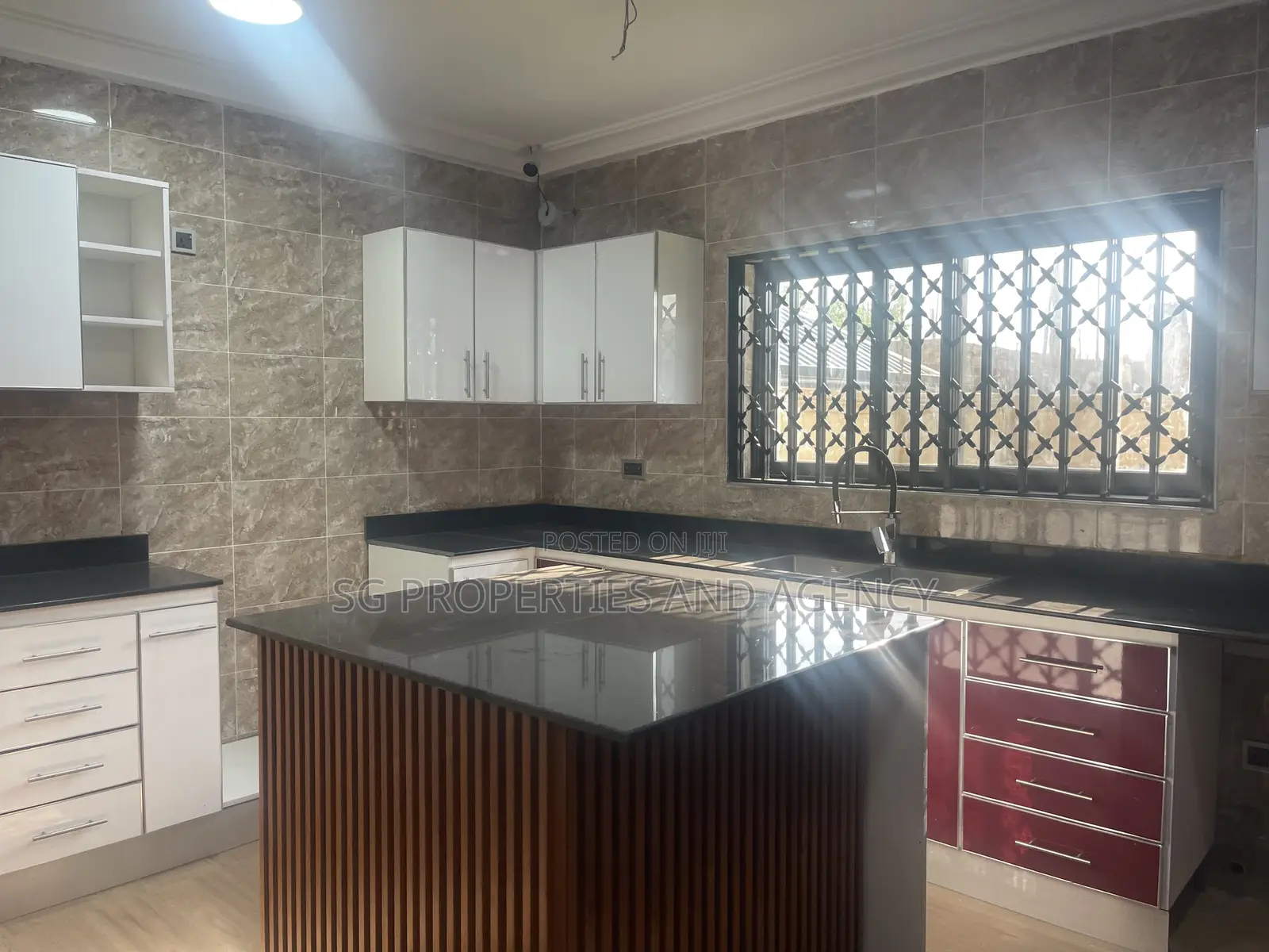 5bdrm Mansion in Lashibi, Sakumono for rent