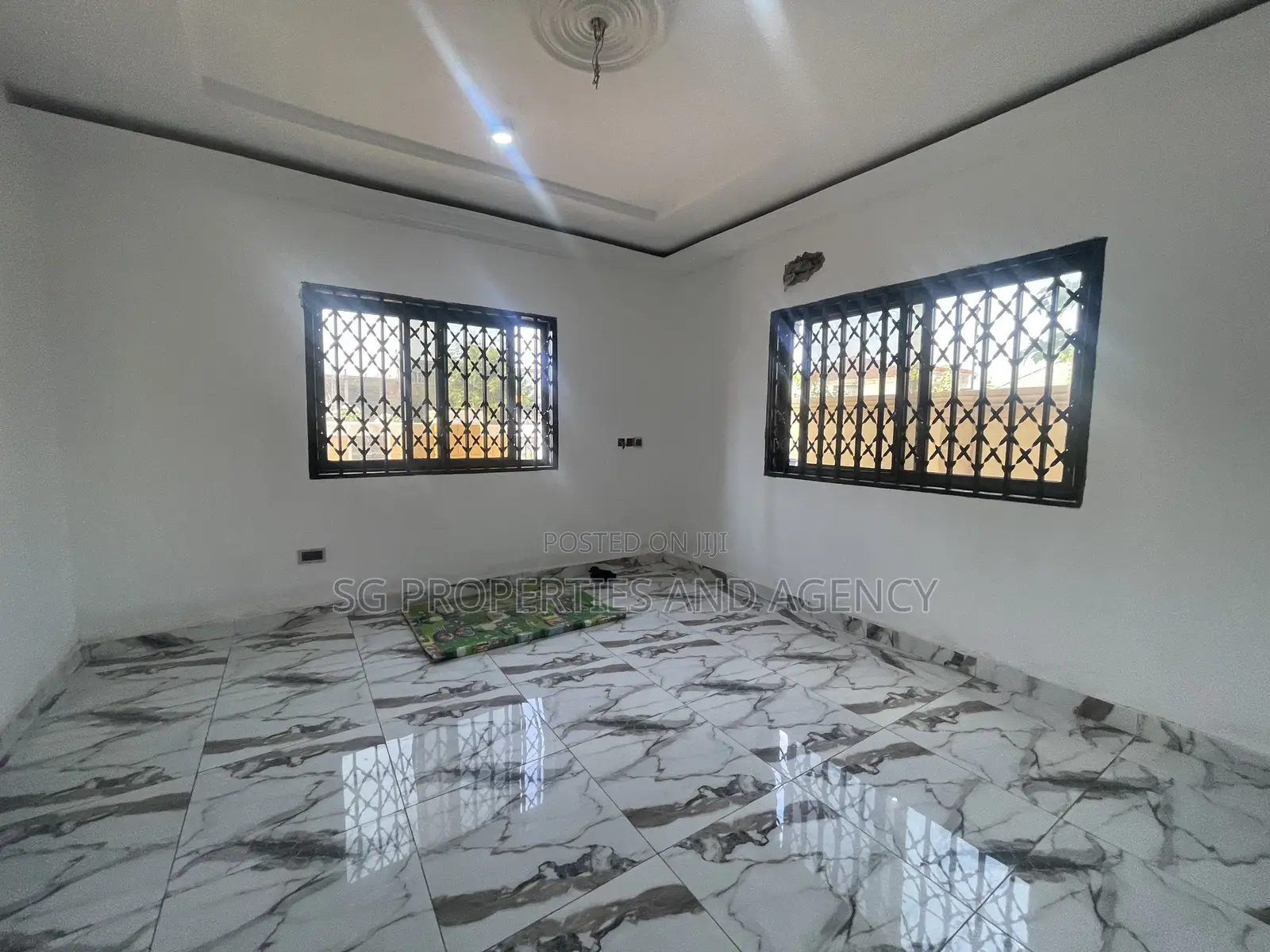 5bdrm Mansion in Lashibi, Sakumono for rent