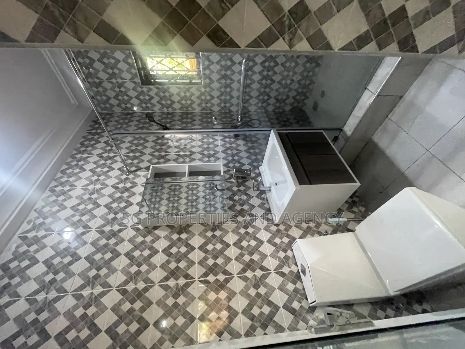 5bdrm Mansion in Lashibi, Sakumono for rent