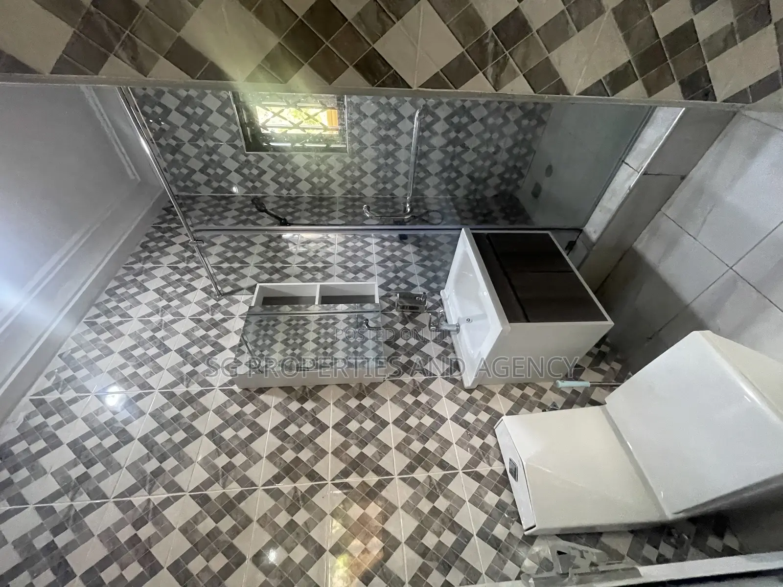 5bdrm Mansion in Lashibi, Sakumono for rent