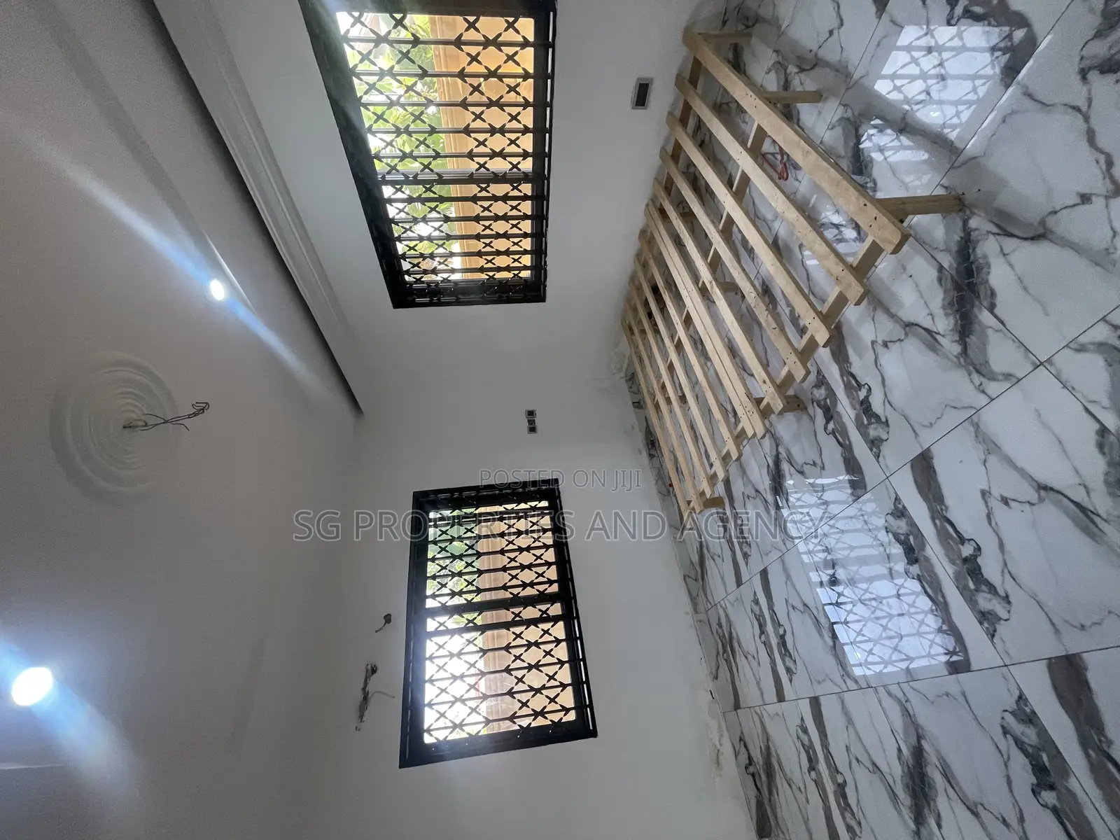 5bdrm Mansion in Lashibi, Sakumono for rent