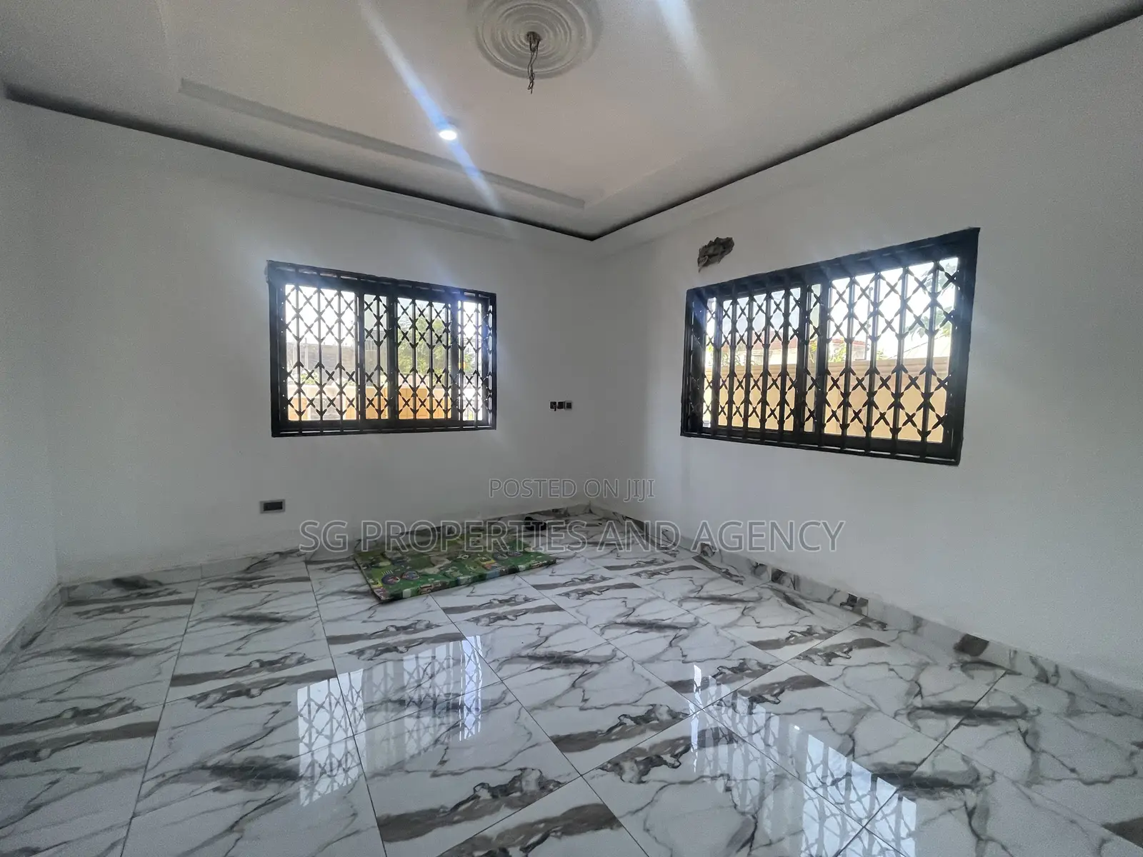 5bdrm Mansion in Lashibi, Sakumono for rent