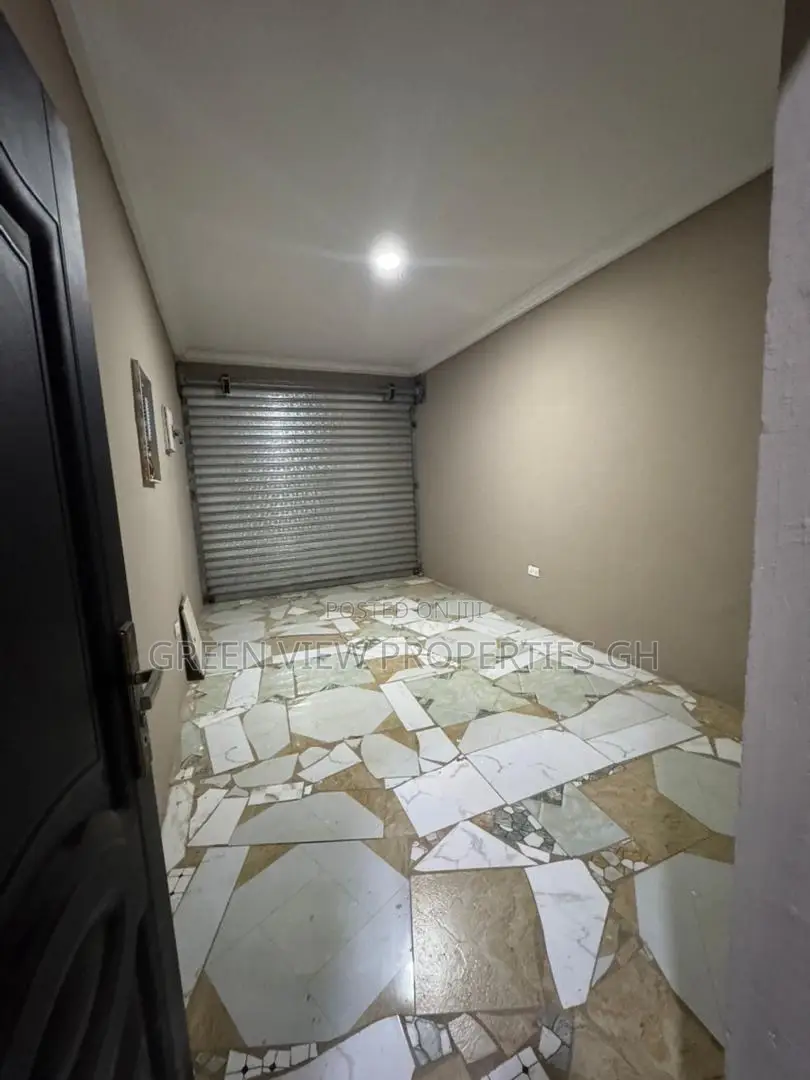 7bdrm Duplex in West Hills Mall Area for rent