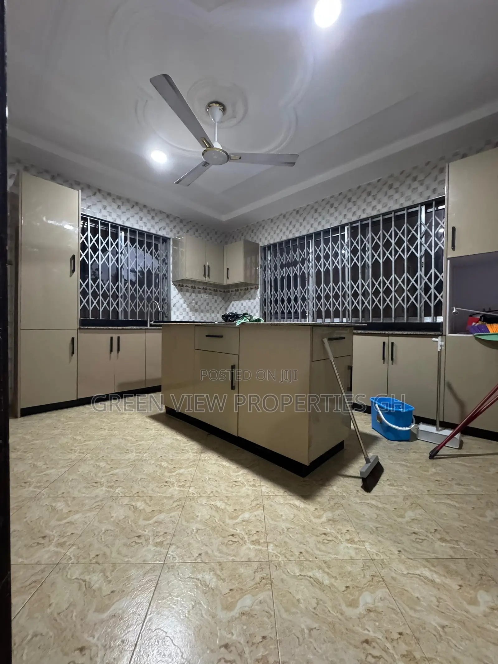 7bdrm Duplex in West Hills Mall Area for rent