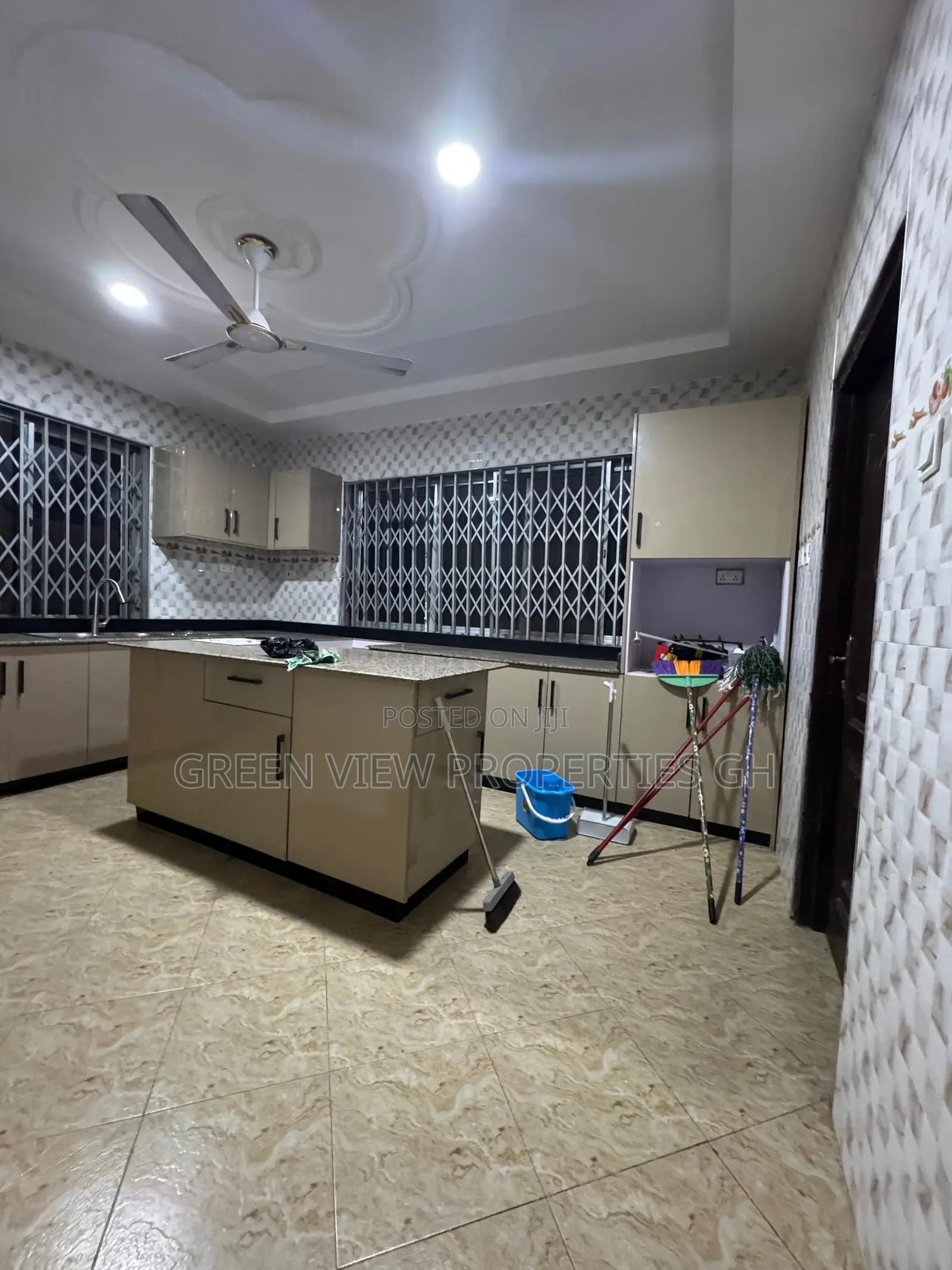 7bdrm Duplex in West Hills Mall Area for rent