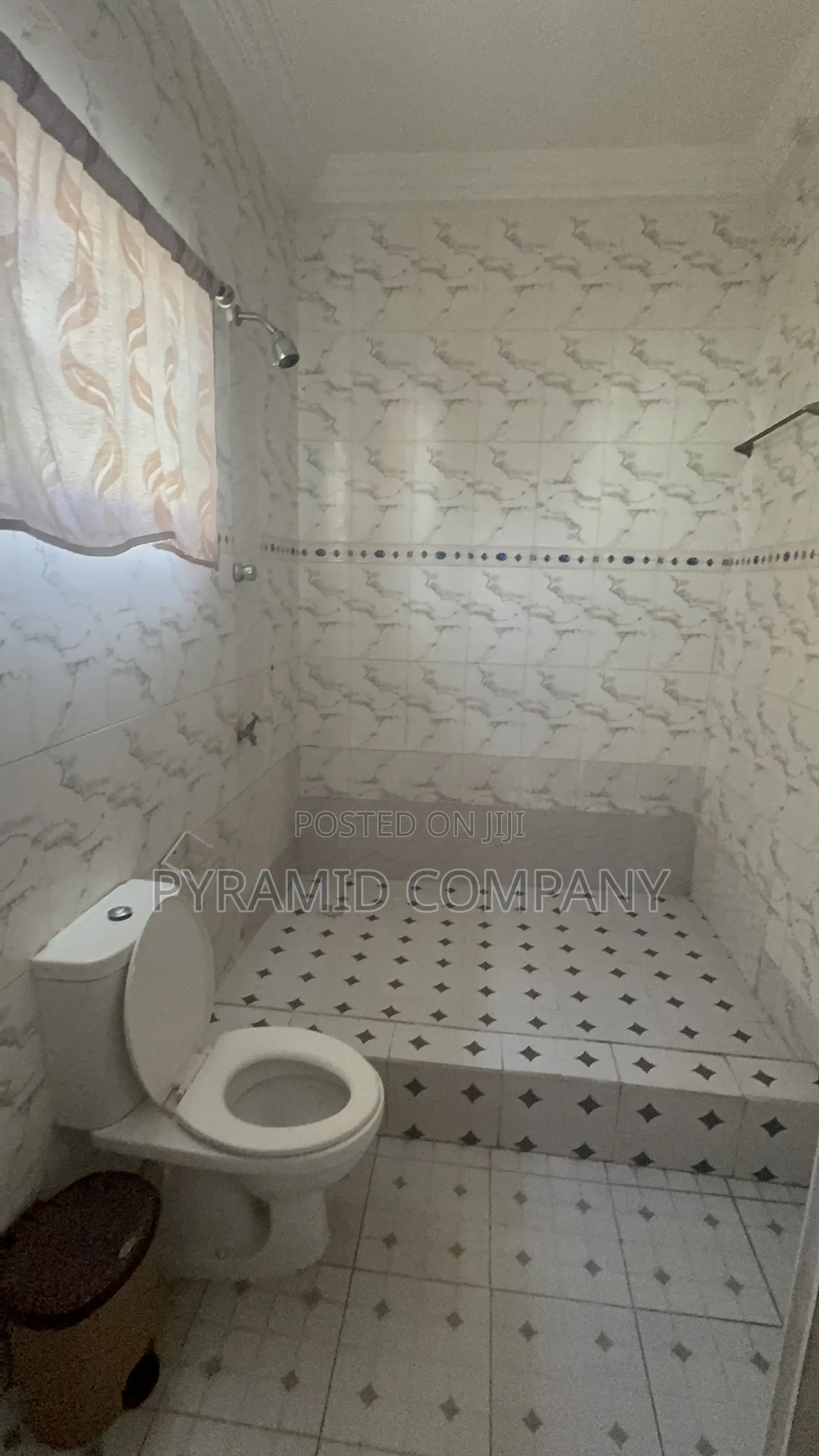 6bdrm House in Pyramid Estate, Kasoa for sale