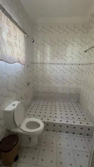 6bdrm House in Pyramid Estate, Kasoa for sale