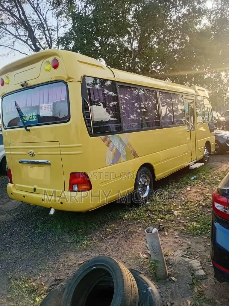 Hyundai County 2014 Yellow