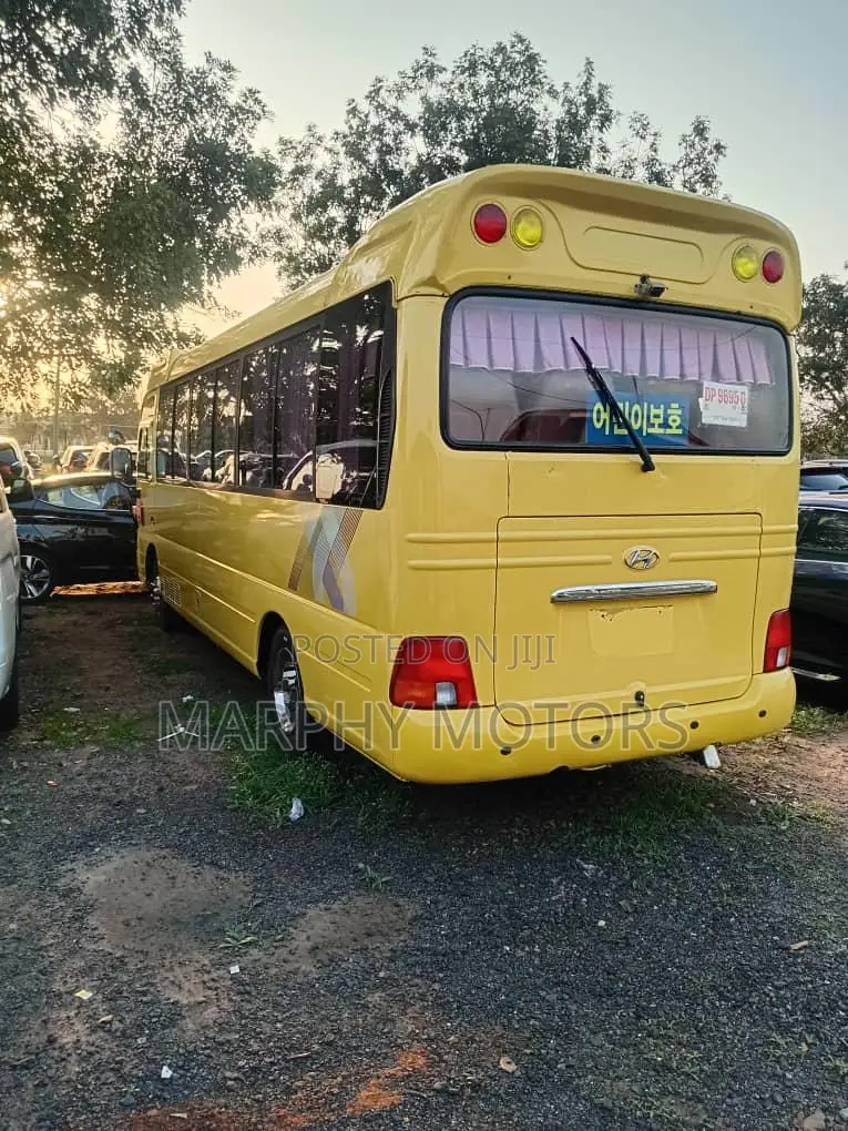 Hyundai County 2014 Yellow