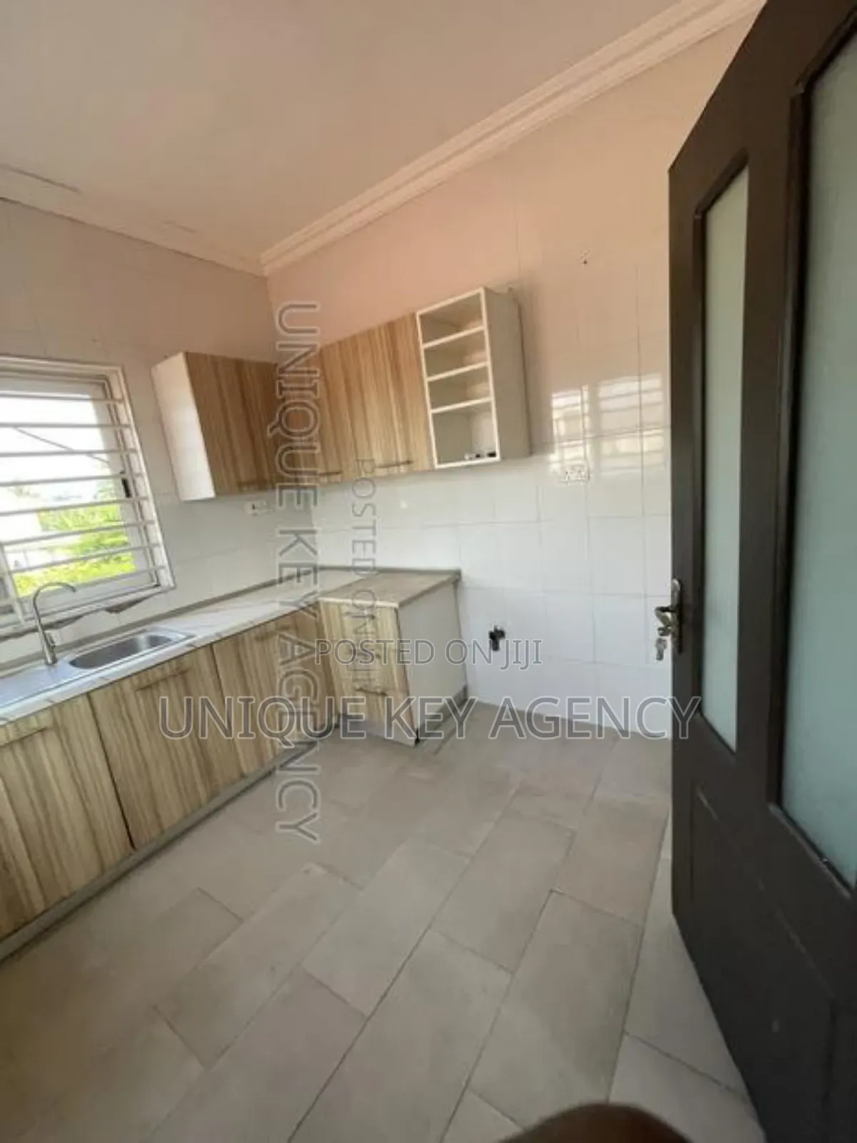 3bdrm Apartment in Unique Key Agency, Dzorwulu for rent