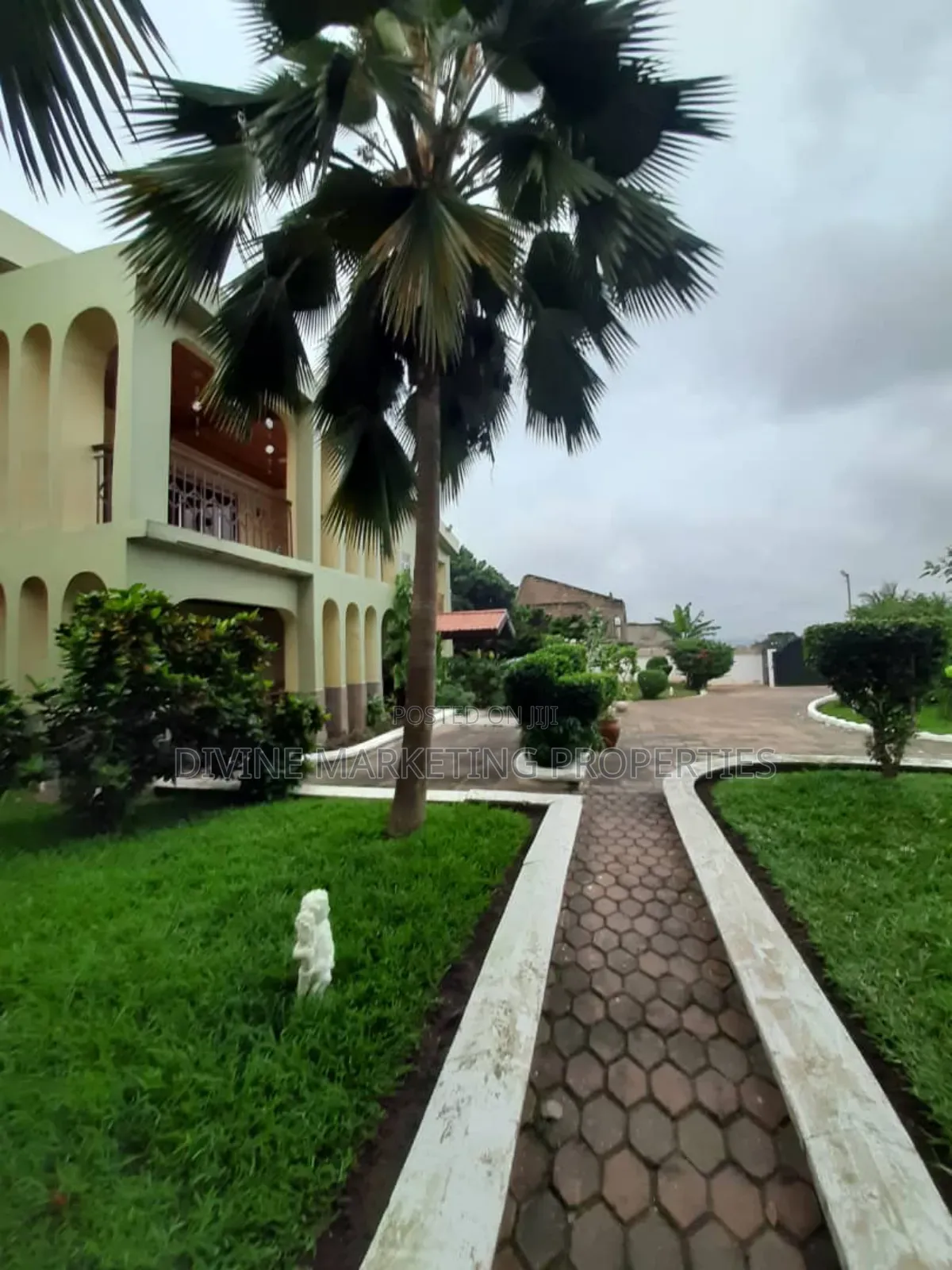 16bdrm House in Seven Days Area, Ofankor for sale