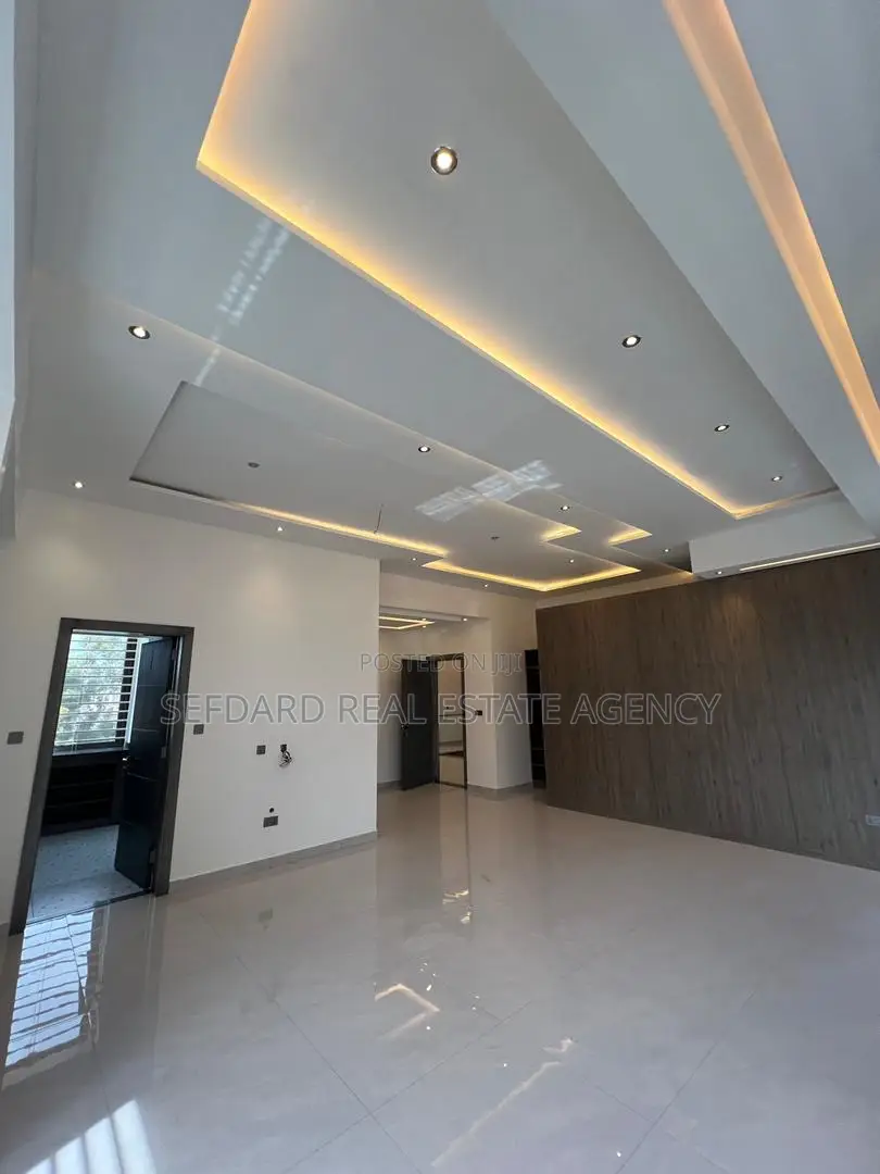 5bdrm Mansion in East Legon for sale