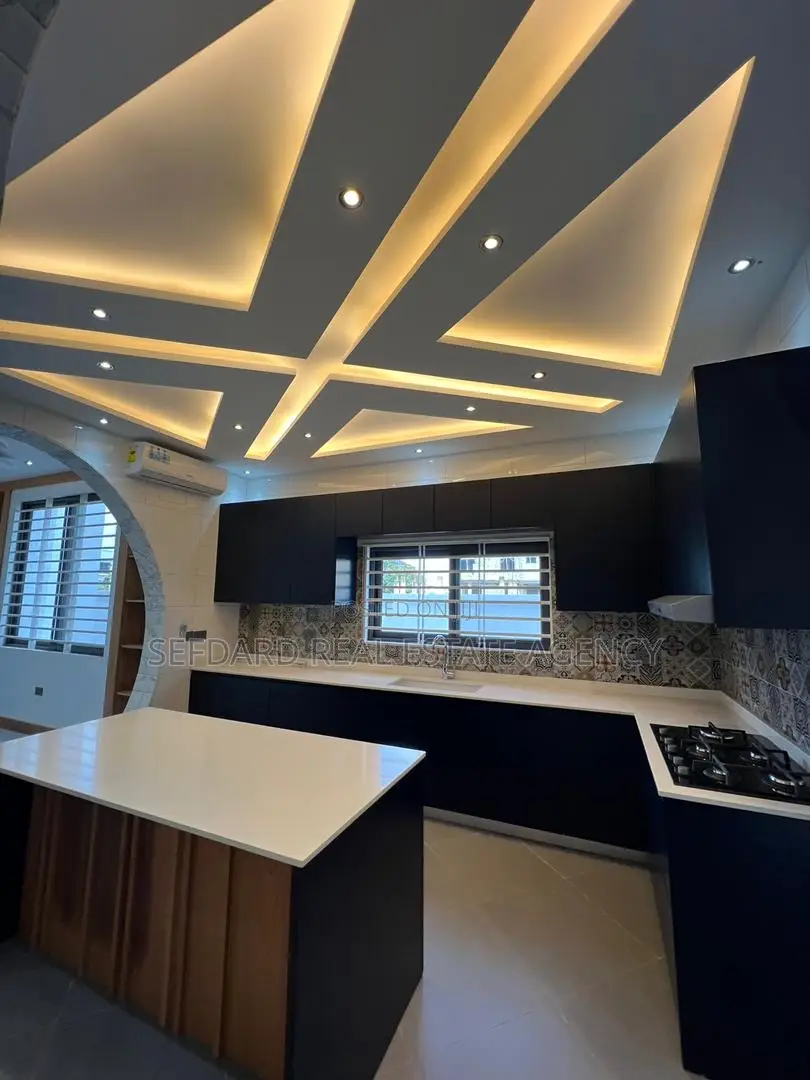 5bdrm Mansion in East Legon for sale