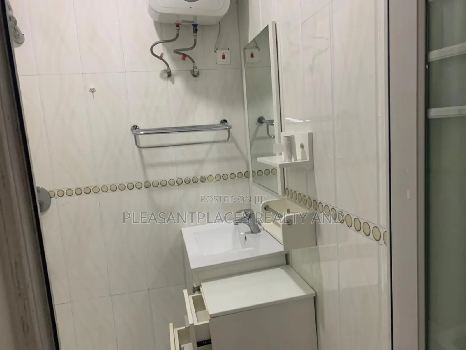 3bdrm Apartment in Pleasantplaces, Dzorwulu for rent