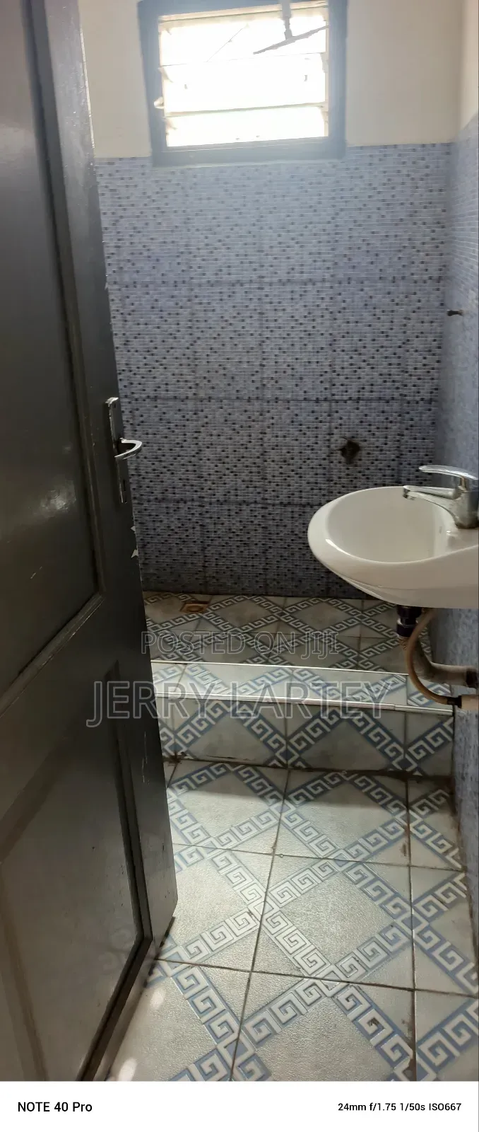 Mamprobi 4 Bedrooms 2 Toilet Bathroom