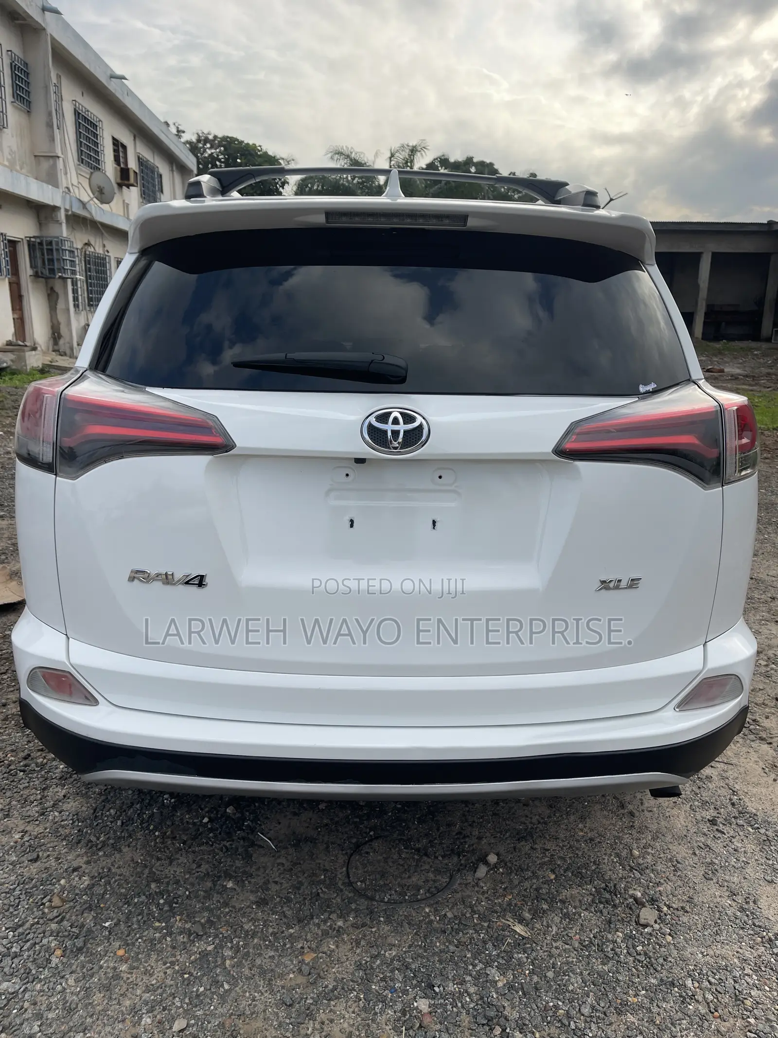 Toyota RAV4 XLE FWD (2.5L 4cyl 6A) 2017 White