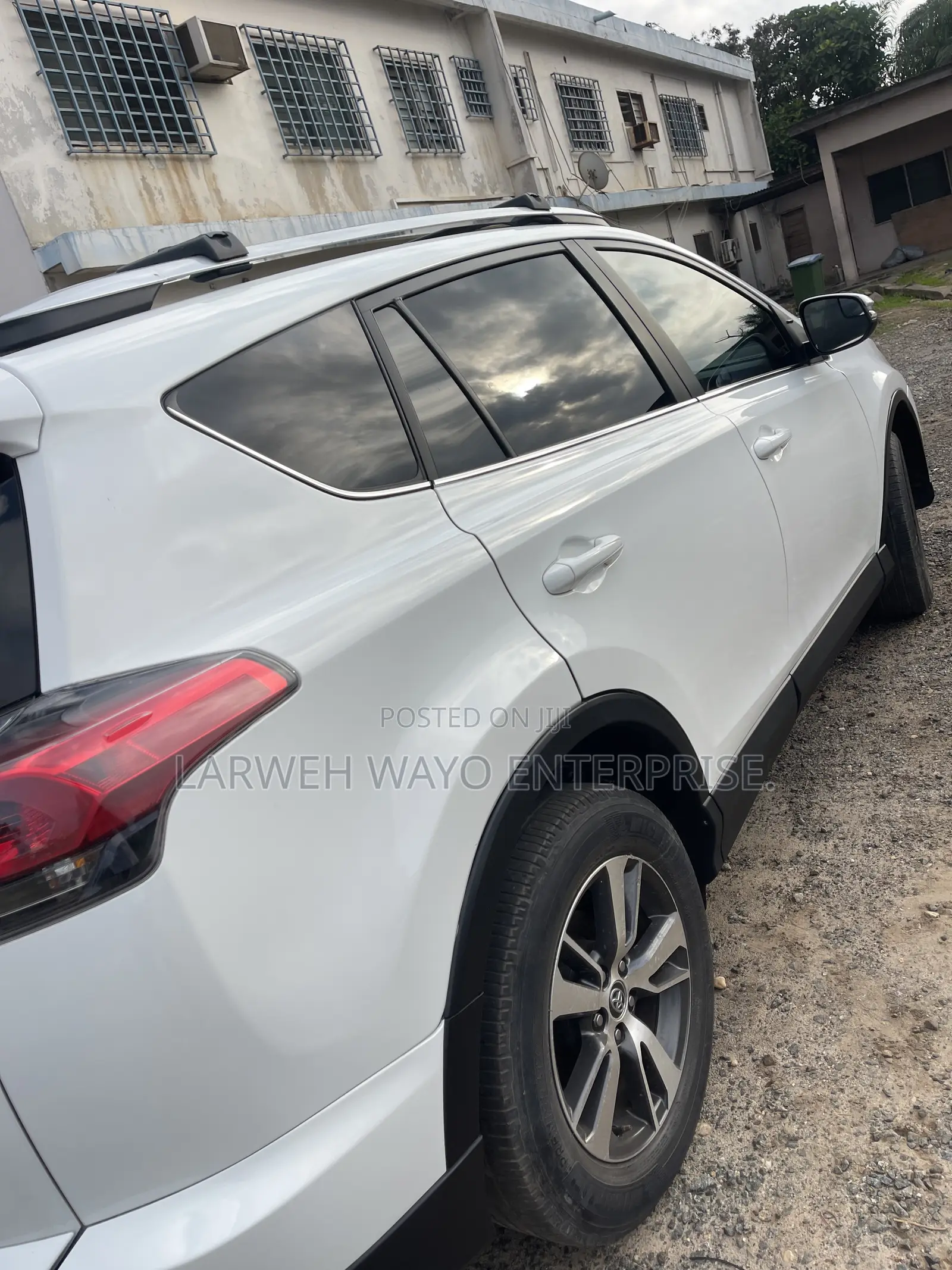 Toyota RAV4 XLE FWD (2.5L 4cyl 6A) 2017 White