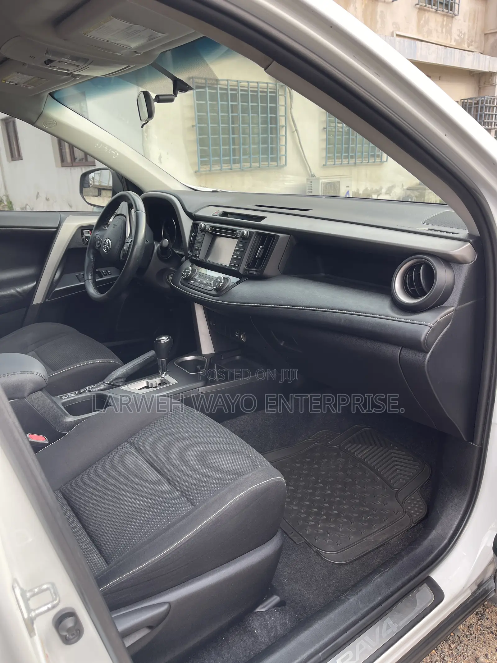 Toyota RAV4 XLE FWD (2.5L 4cyl 6A) 2017 White