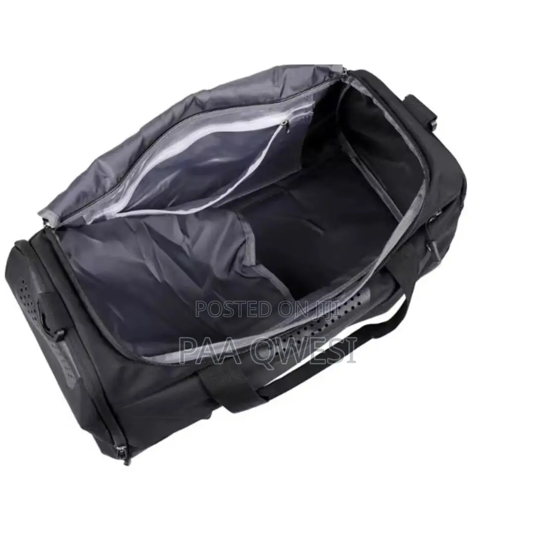 Lightweight Fitness Duffel Bag With Multi-Pocket Design