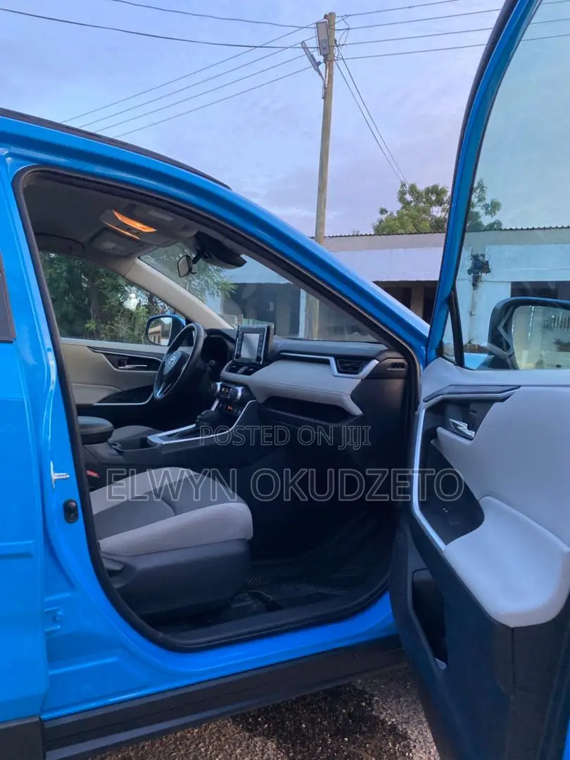 Toyota RAV4 XLE 2021 Blue