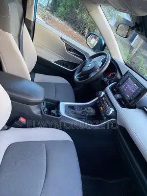 Toyota RAV4 XLE 2021 Blue