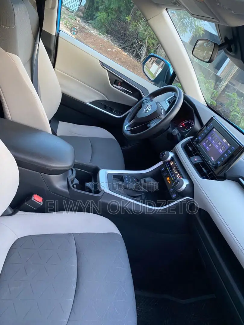 Toyota RAV4 XLE 2021 Blue