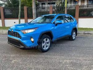 Toyota RAV4 XLE 2021 Blue