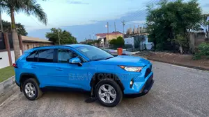 Toyota RAV4 XLE 2021 Blue