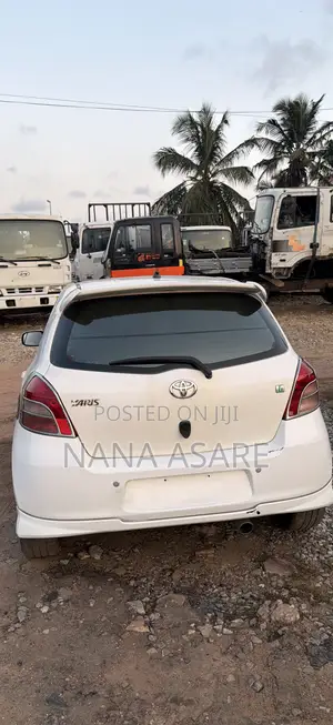 Toyota Yaris L Hatchback 5dr 2013 White