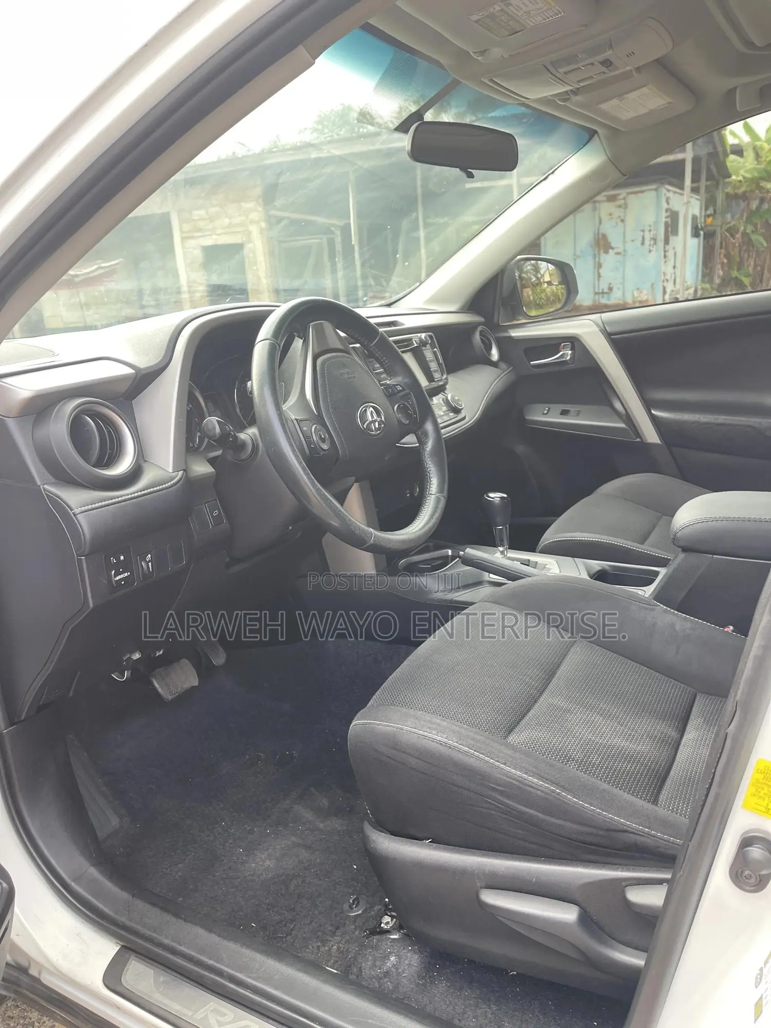 Toyota RAV4 XLE FWD (2.5L 4cyl 6A) 2017 White