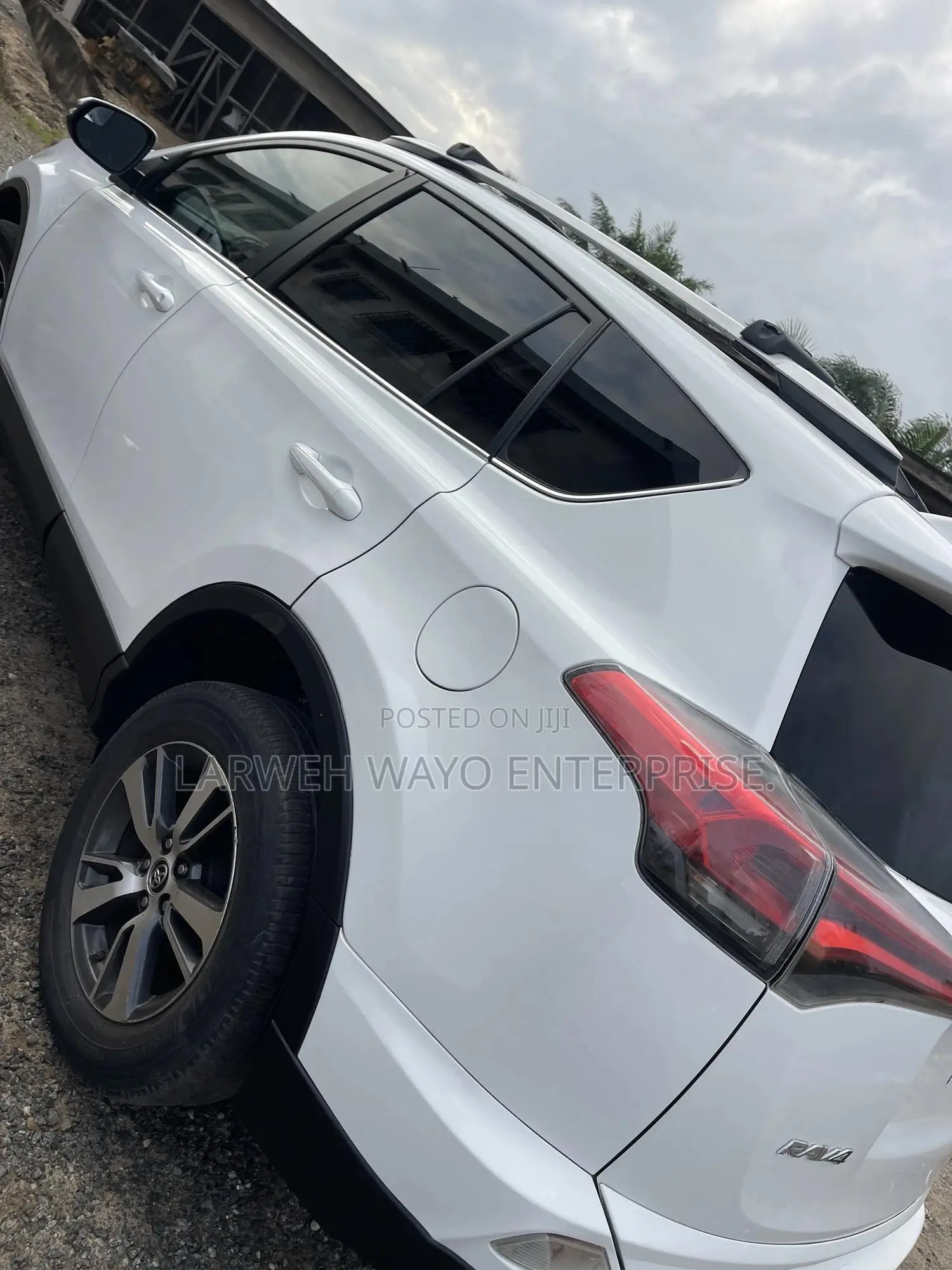 Toyota RAV4 XLE FWD (2.5L 4cyl 6A) 2017 White