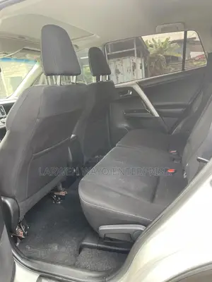 Toyota RAV4 XLE FWD (2.5L 4cyl 6A) 2017 White