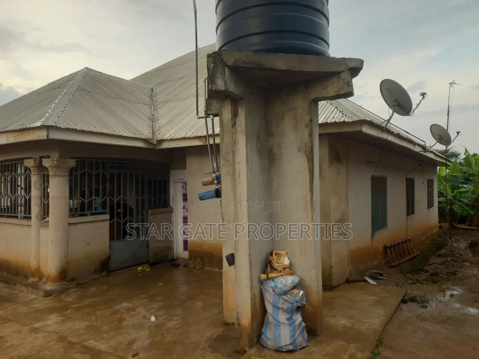 5bdrm House in Agyaako Buoho, Kumasi Metropolitan for sale