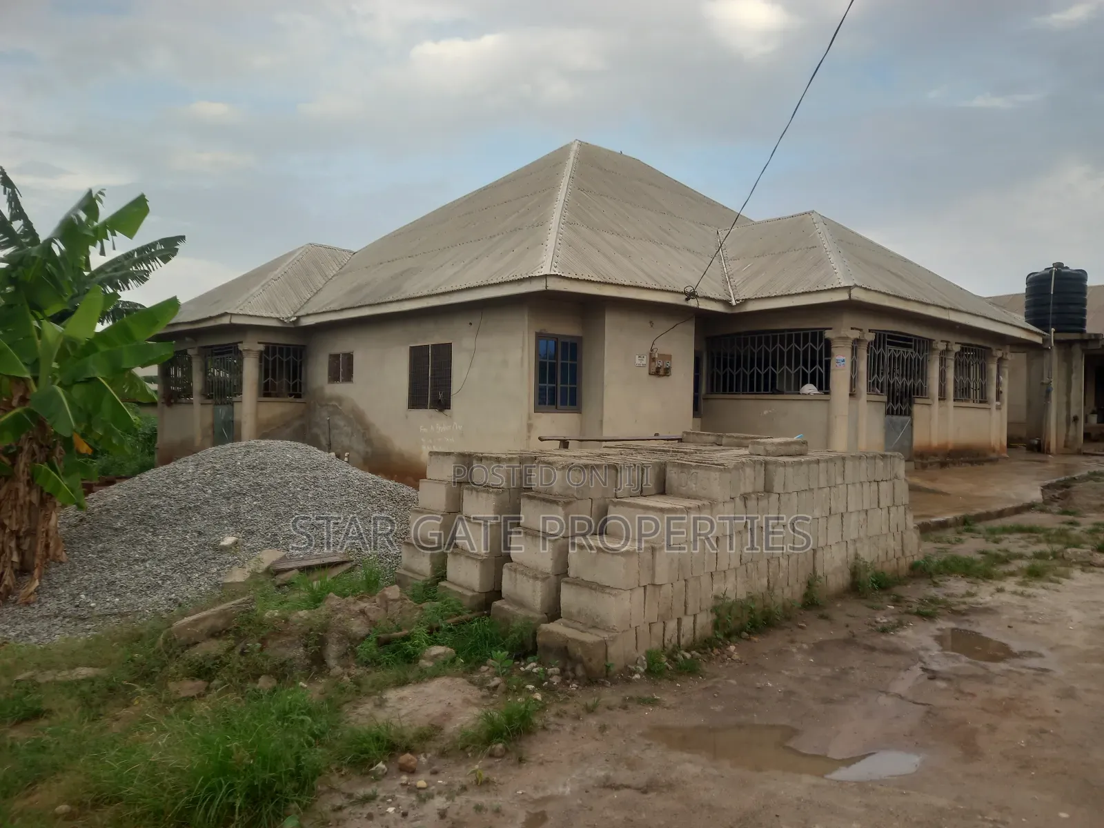 5bdrm House in Agyaako Buoho, Kumasi Metropolitan for sale